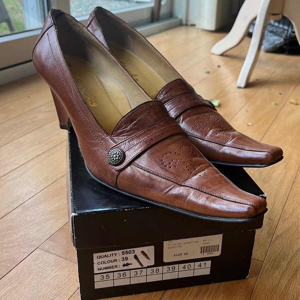 Handmade leather pointy shoe ~ wedge heel and beautiful! Caramel Brown color 🤎